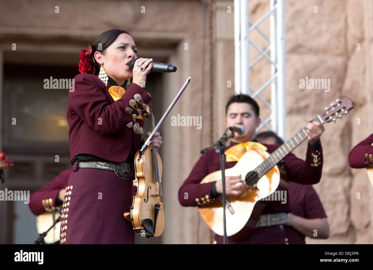 Feier der Unabhängigkeit Mexikos enthalten Hispanic Violine Spielerin und Sängerin im traditionellen mexikanischen Mariachi-band Stockfoto