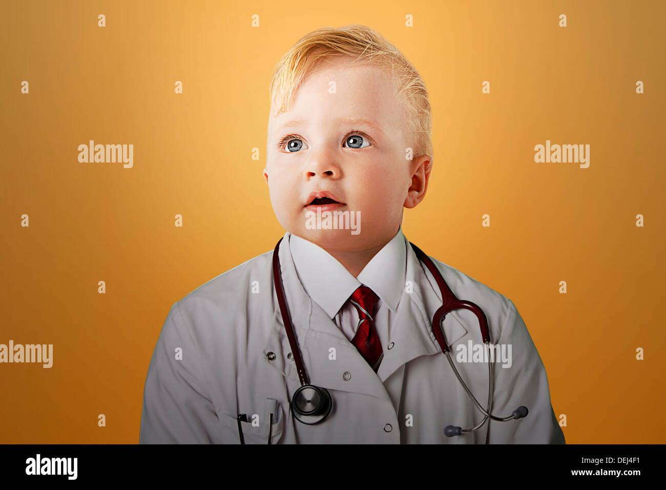 Nahaufnahme, Kaukasier Baby als Arzt verkleidet Stockfoto