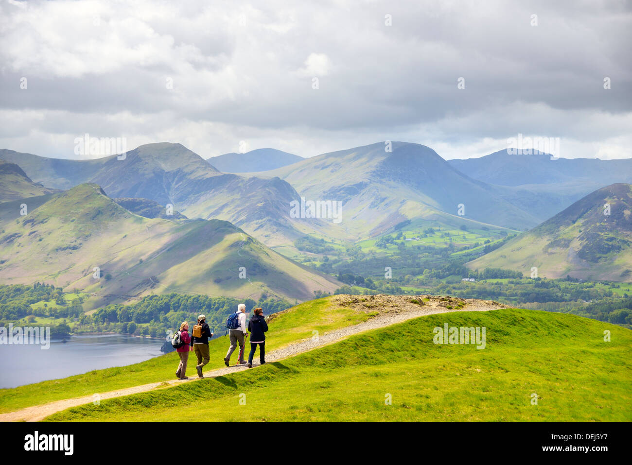 Wanderer, Nationalpark Lake District, England. Am Latrigg fiel über Keswick. Derwentwater, Katze Glocken und Newlands Tal hinter Stockfoto