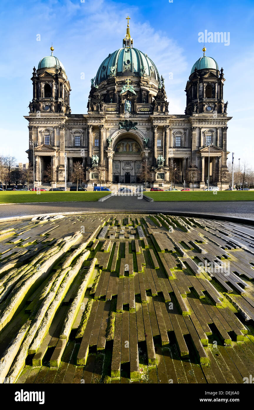 Kuppel (Dom) in Berlin, Deutschland, an einem sonnigen Tag Stockfoto