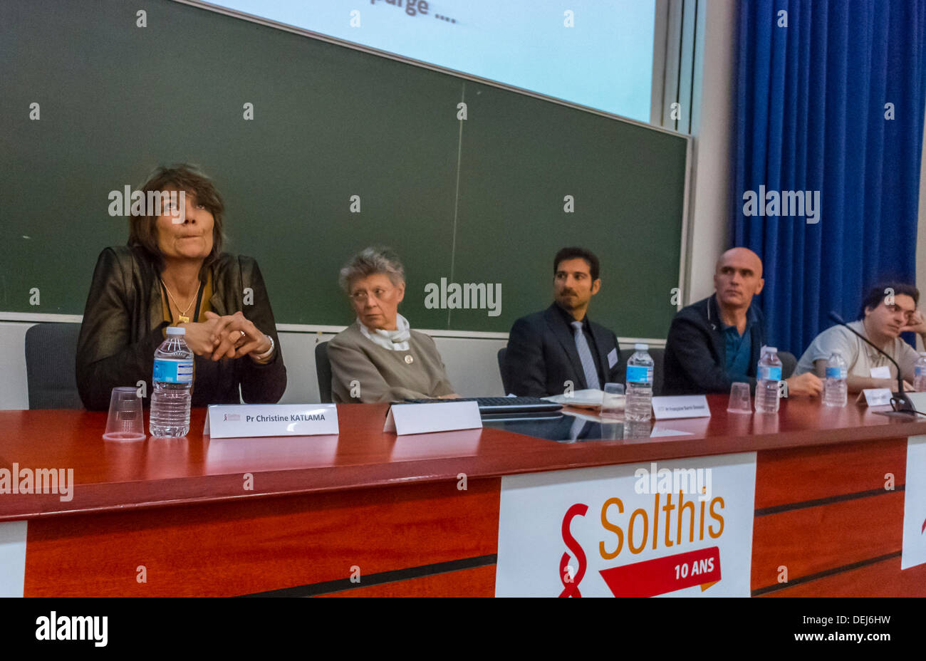 Paris, Frankreich. "AIDS in Afrika", Solthis HIV Forum, Prävention und medizinische Forschung, Podiumsredner mit "Christine Katlama" (Präsidentin), "Francoise Barré-Sinoussi", Wissenschaftleraustausch, Experten, Epidemieärzte, internationale Menschen treffen sich, franzosen in hiv Aids, internationale Aids-Konferenz Stockfoto
