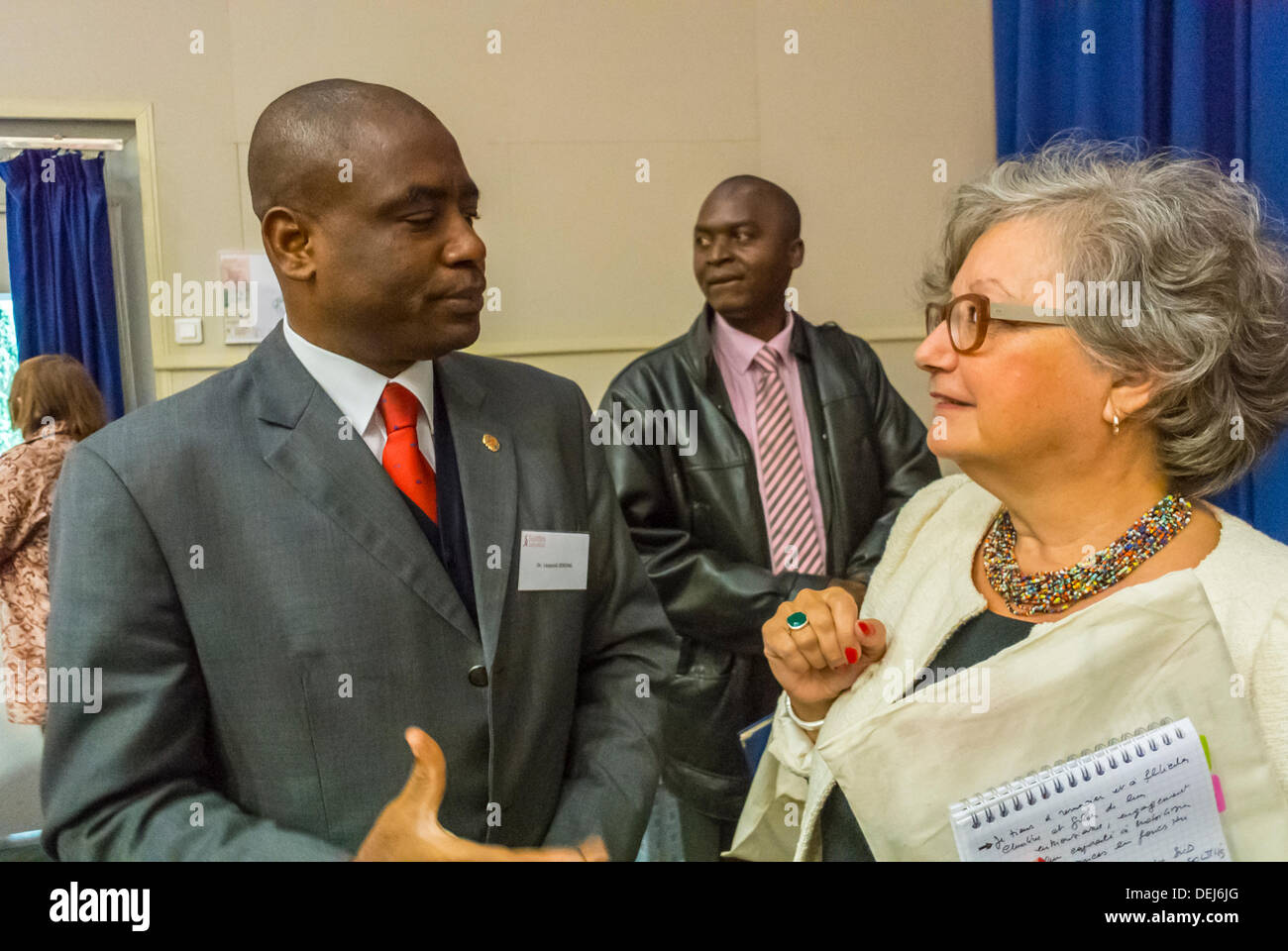 Paris, Frankreich. AIDS in Africa, Solthis HIV Forum, Prevention & Medical Research, „Dr. Leo Zekeng', (stellvertretender Direktor UNAIDS, Westafrika, Senegal), sprach mit Experten von „Christine Rouzioux“ (französische Wissenschaftlerin), HIV-Aids-Forschung, internationale Menschen bei Treffen, integriert Stockfoto