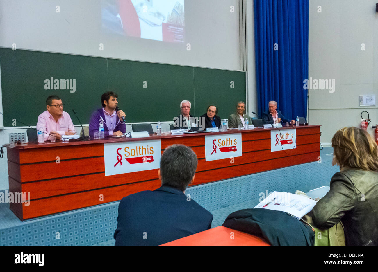Paris Frankreich Aids In Africa Solthis Hiv Forum Prevention Medical Research Panel Of Speakers Experts At Meeting Doctor Bruno Spire Aides Wissenschaftler Treffen Austausch Publikum Experten Hiv Hilfen Forschung Epidemie Arzte