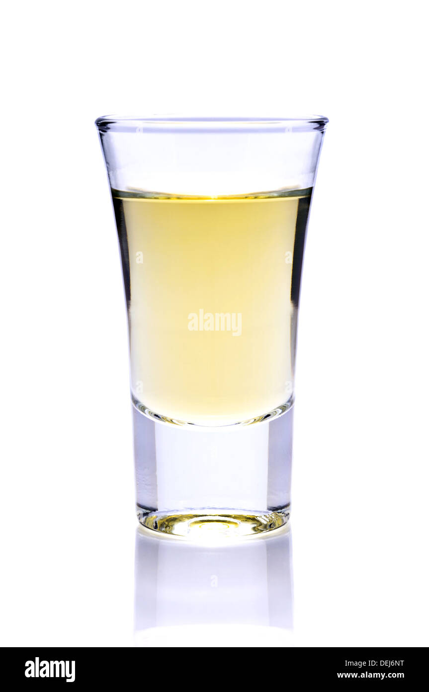 Schuss von Tequila oder Whiskey isoliert auf weißem Hintergrund Stockfoto