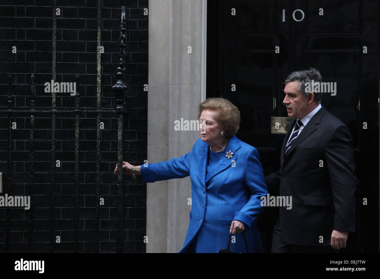 Premierminister Gordon Brown hilft Lady Thatcher die Stufe der Nummer 10 Downing Street hinunter Stockfoto