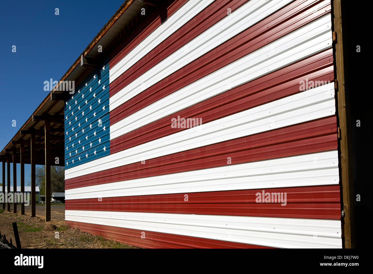 OREGON - amerikanische Flagge auf einer Scheune entlang Highway 97 in der Nähe der Stadt von Madras. Stockfoto