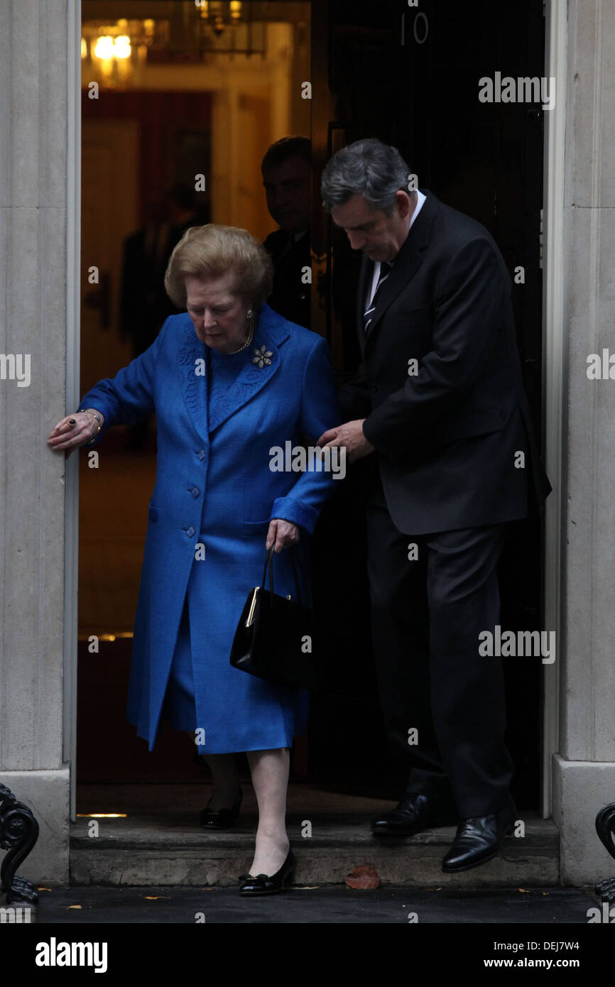 Premierminister Gordon Brown hilft Lady Thatcher die Stufe der Nummer 10 Downing Street hinunter Stockfoto