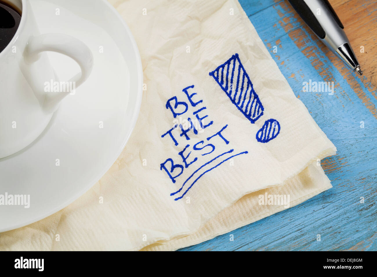 das beste - Motivations Slogan auf einer Serviette mit Tasse Kaffee Stockfoto
