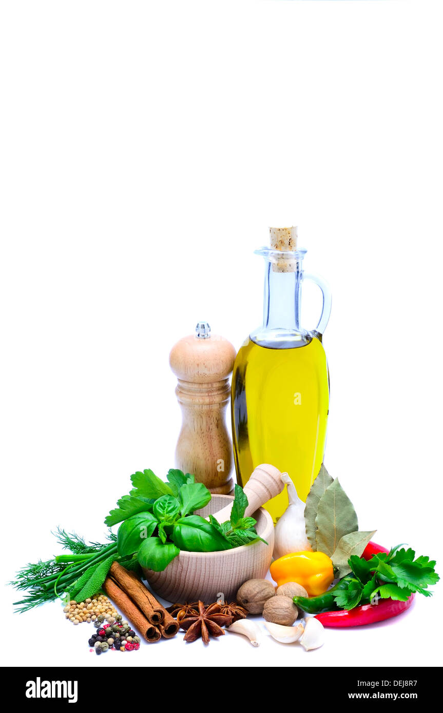 Gewürze und Kräuter mit Olivenöl auf einem weißen Hintergrund isoliert Stockfoto