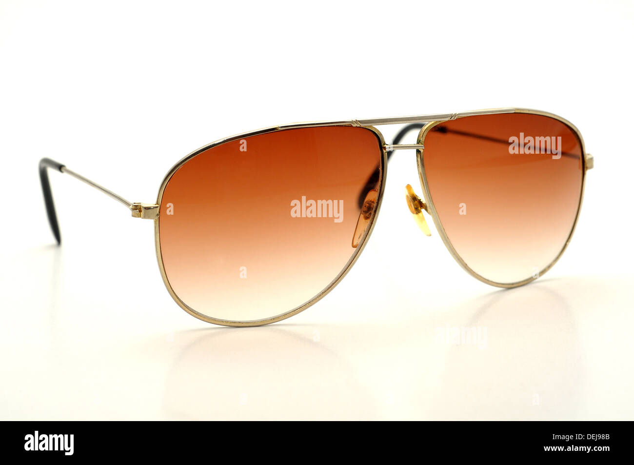 alten altmodischen Sonnenbrille isoliert auf weißem Hintergrund Stockfoto