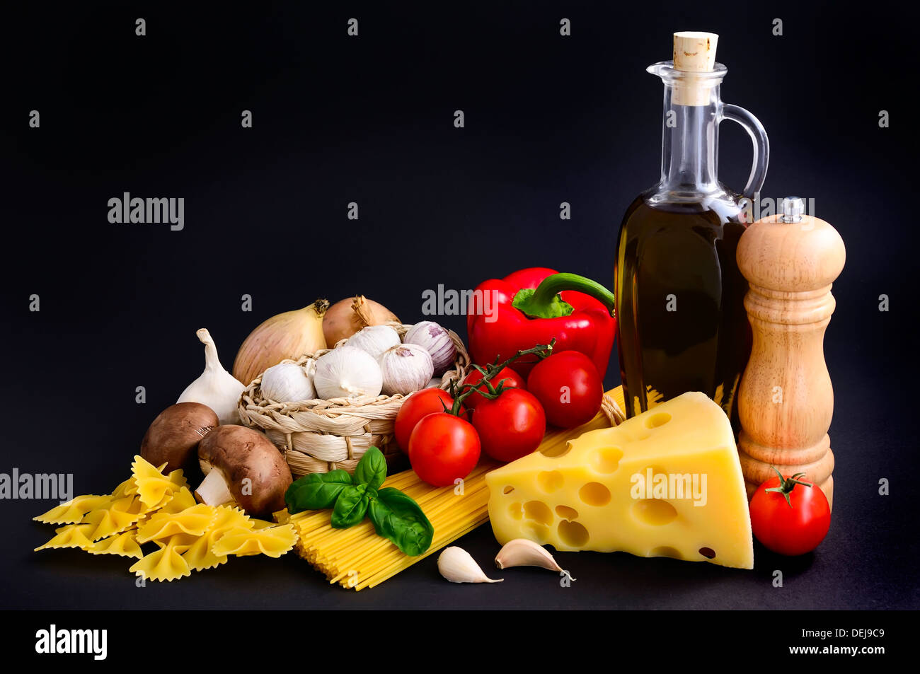 Stillleben mit italienischer Pasta Zutaten Stockfoto