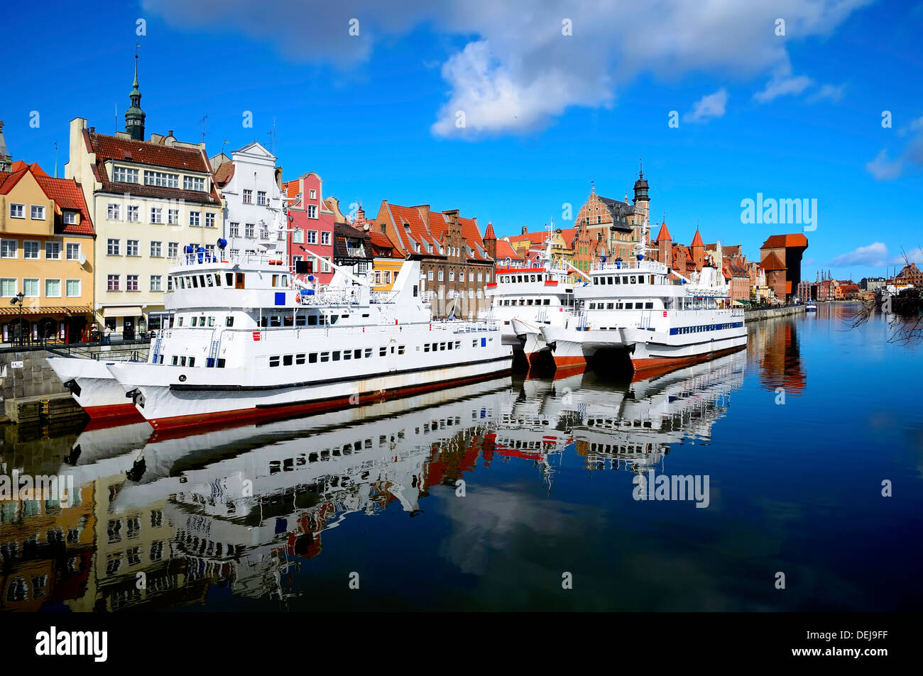 Schiffe im Hafen und die historische Stadt Gdansk (Danzig) in Polen Stockfoto
