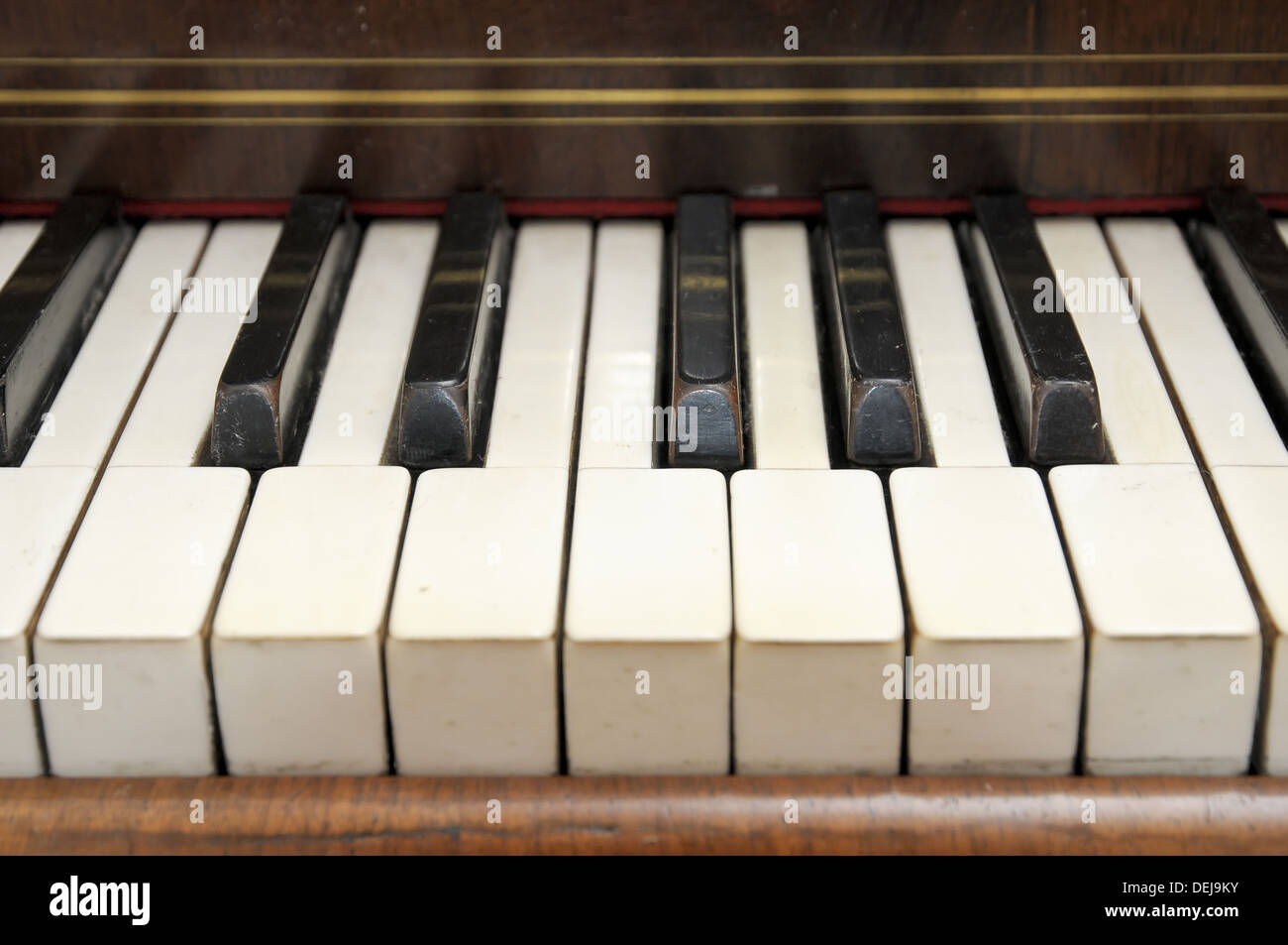 Detail aus alten Vintage Piano-Tastatur Stockfoto