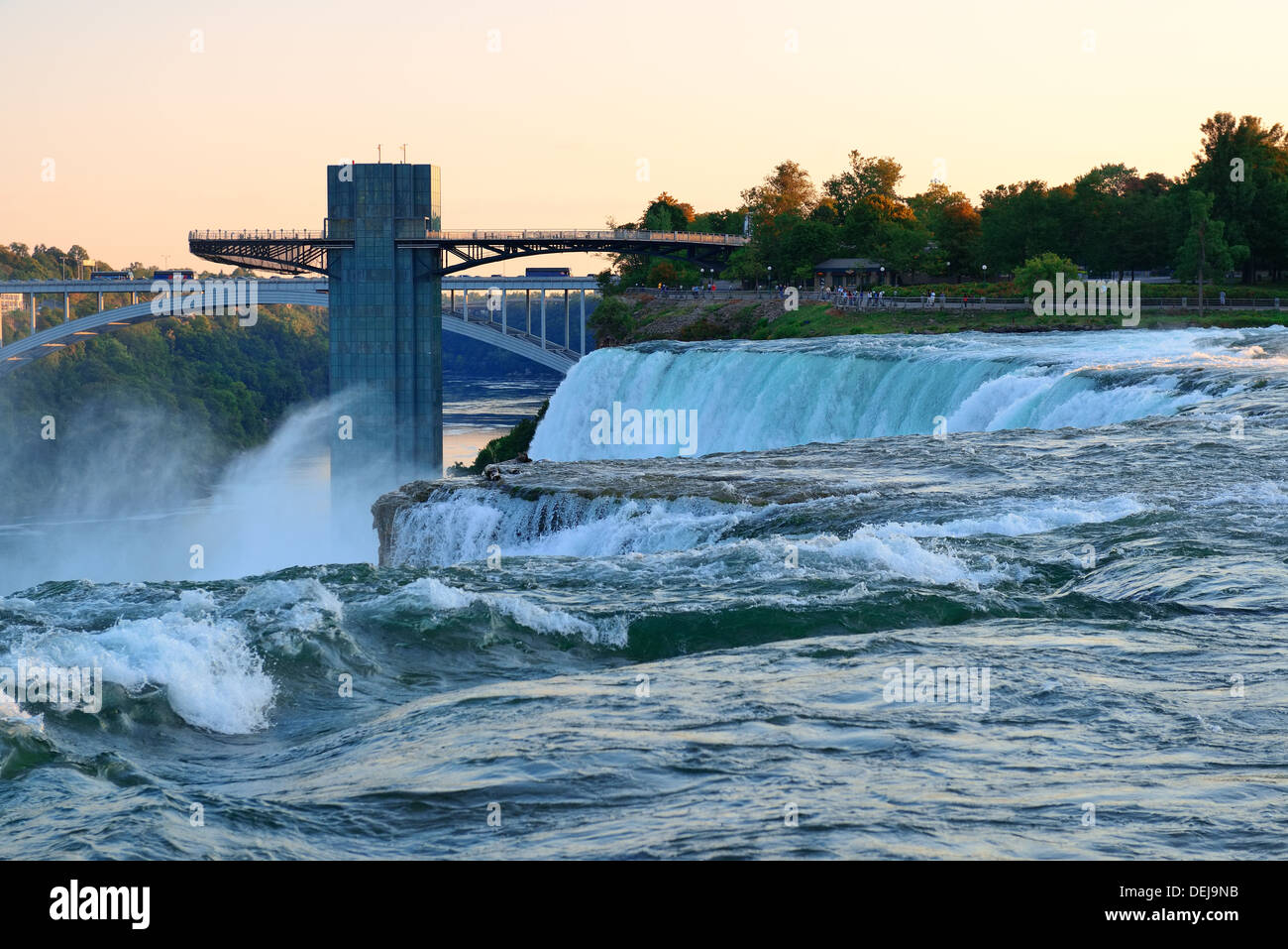 Niagarafälle-Sonnenaufgang in der Morgen-Nahaufnahme Stockfoto