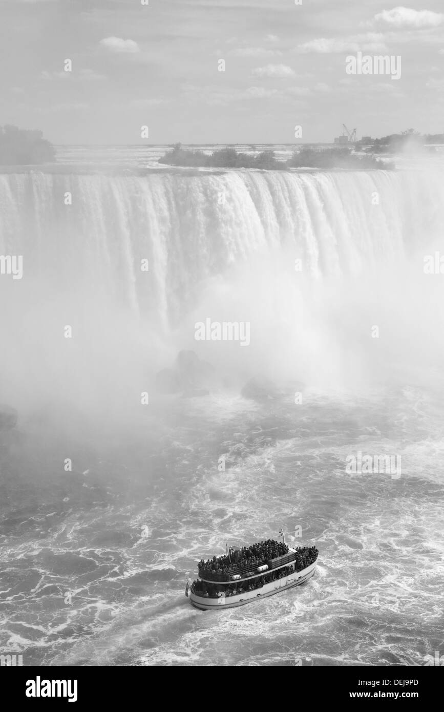 Boot und Horseshoe Falls von den Niagarafällen entfernt in schwarz / weiß Stockfoto
