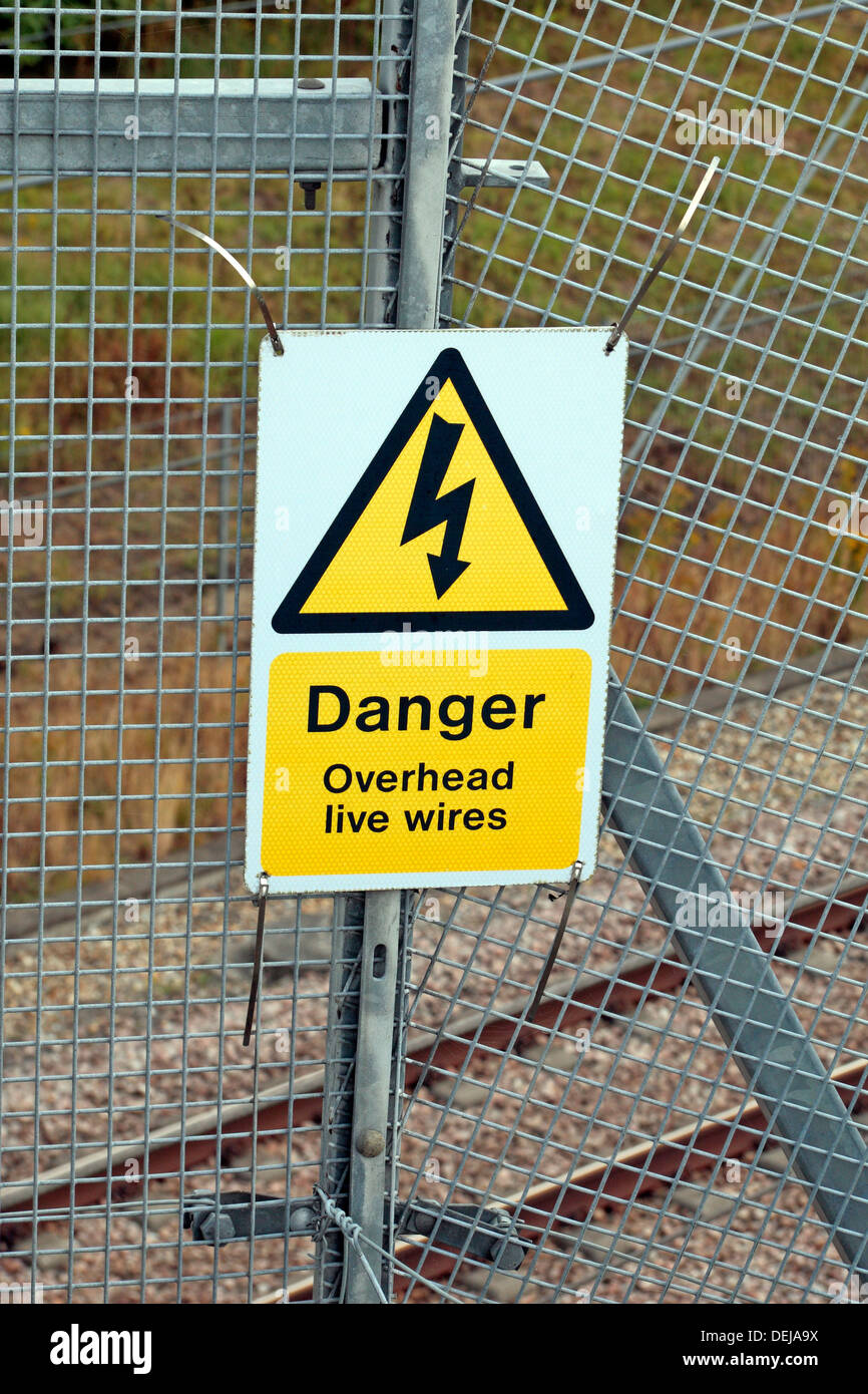 Warnschild "Gefahr Overhead spannungsführende Leitungen" auf der High Speed 1 Spur zwischen London und der Südosten in Kent, UK. Stockfoto