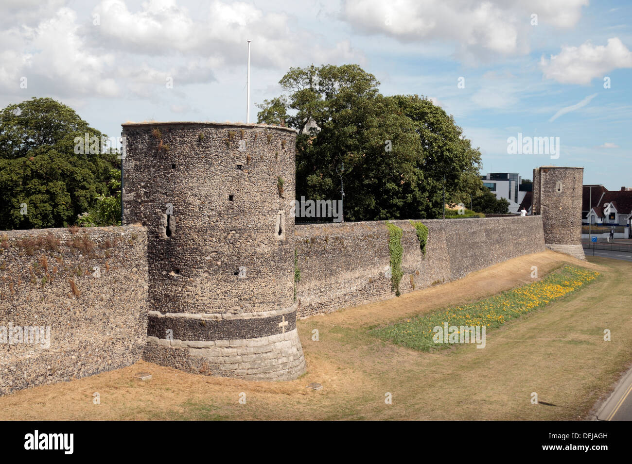 Park der historischen Stadtmauer die umschließen das Zentrum von Canterbury, Kent, UK. Stockfoto