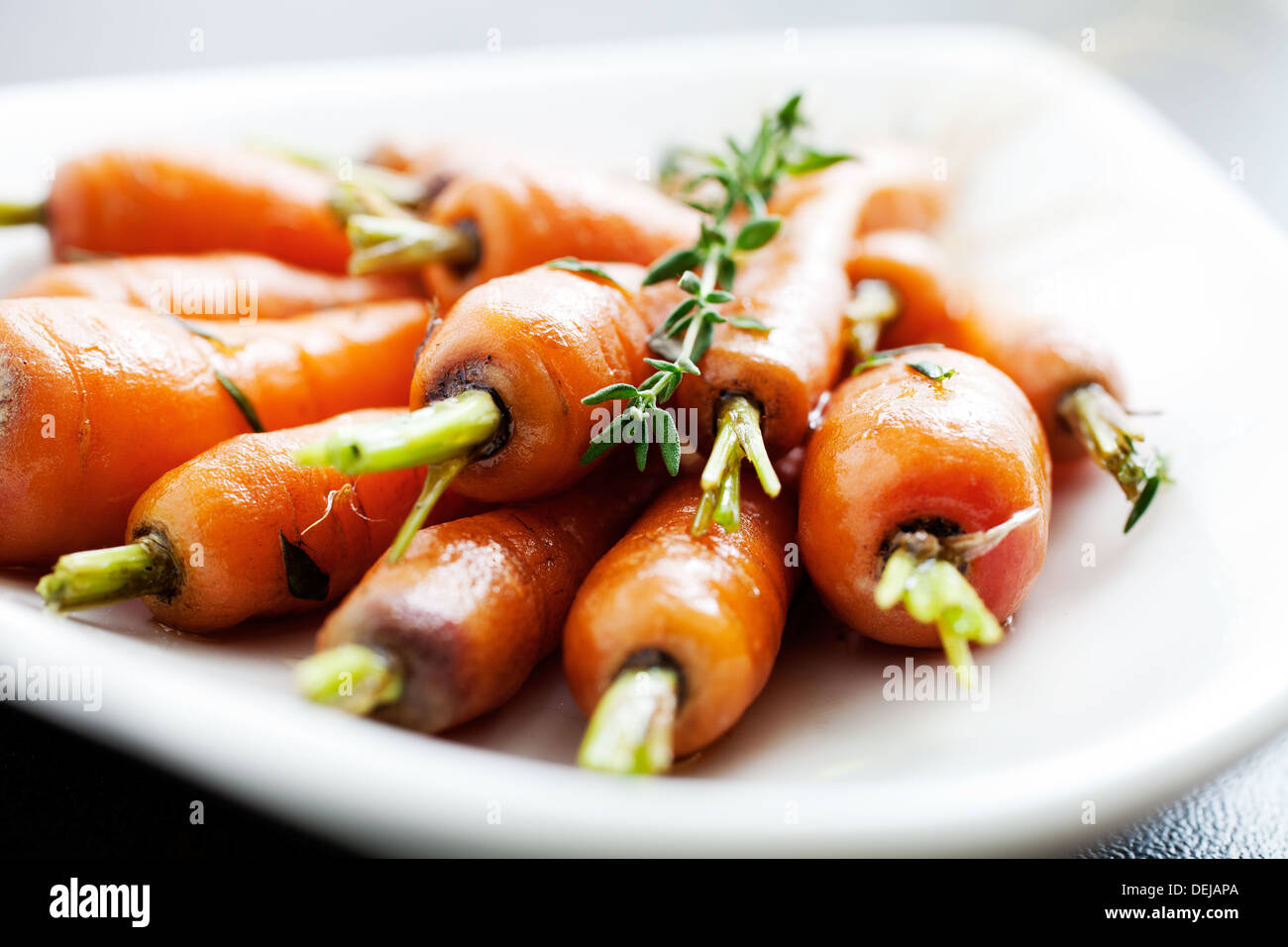 Nahaufnahme von Karotten mit frischer Thymian Stockfoto