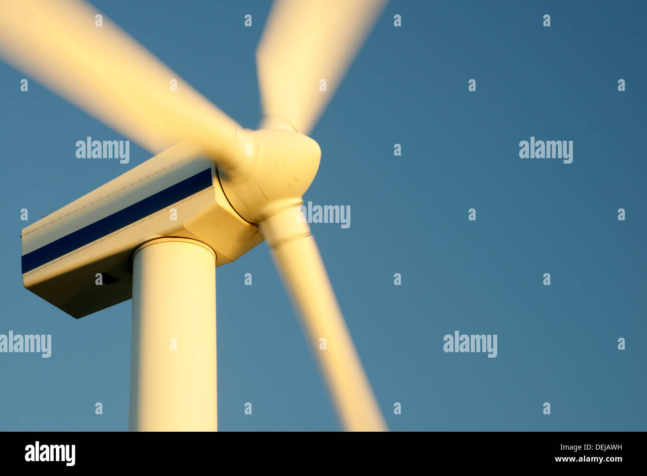 Wind-Turbine-Rotoren mit blauem Himmel Stromerzeugung am Windpark in Workington, Cumbria, England, UK. Warmen Abendlicht Stockfoto