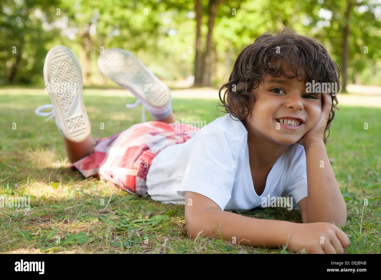 Fröhlicher kaukasischen junge mit einem schönen Tag im Sommer Stockfoto