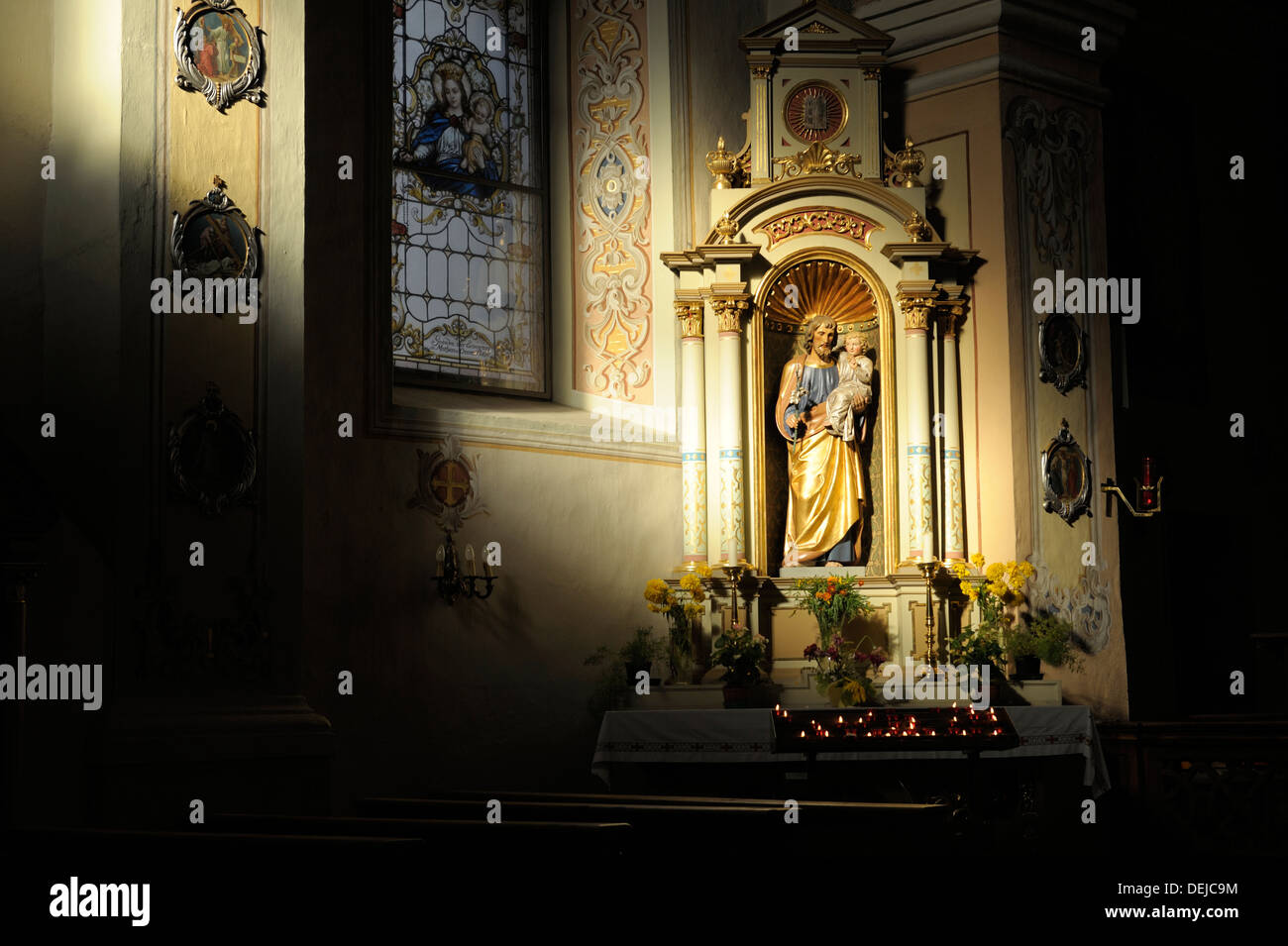 Madonna und Kind innen 17. C Chiesa dell'Ospedale. Alten ummauerten Stadt der Stadt Glurns Glurns, Südtirol, Trentino, Italien Stockfoto