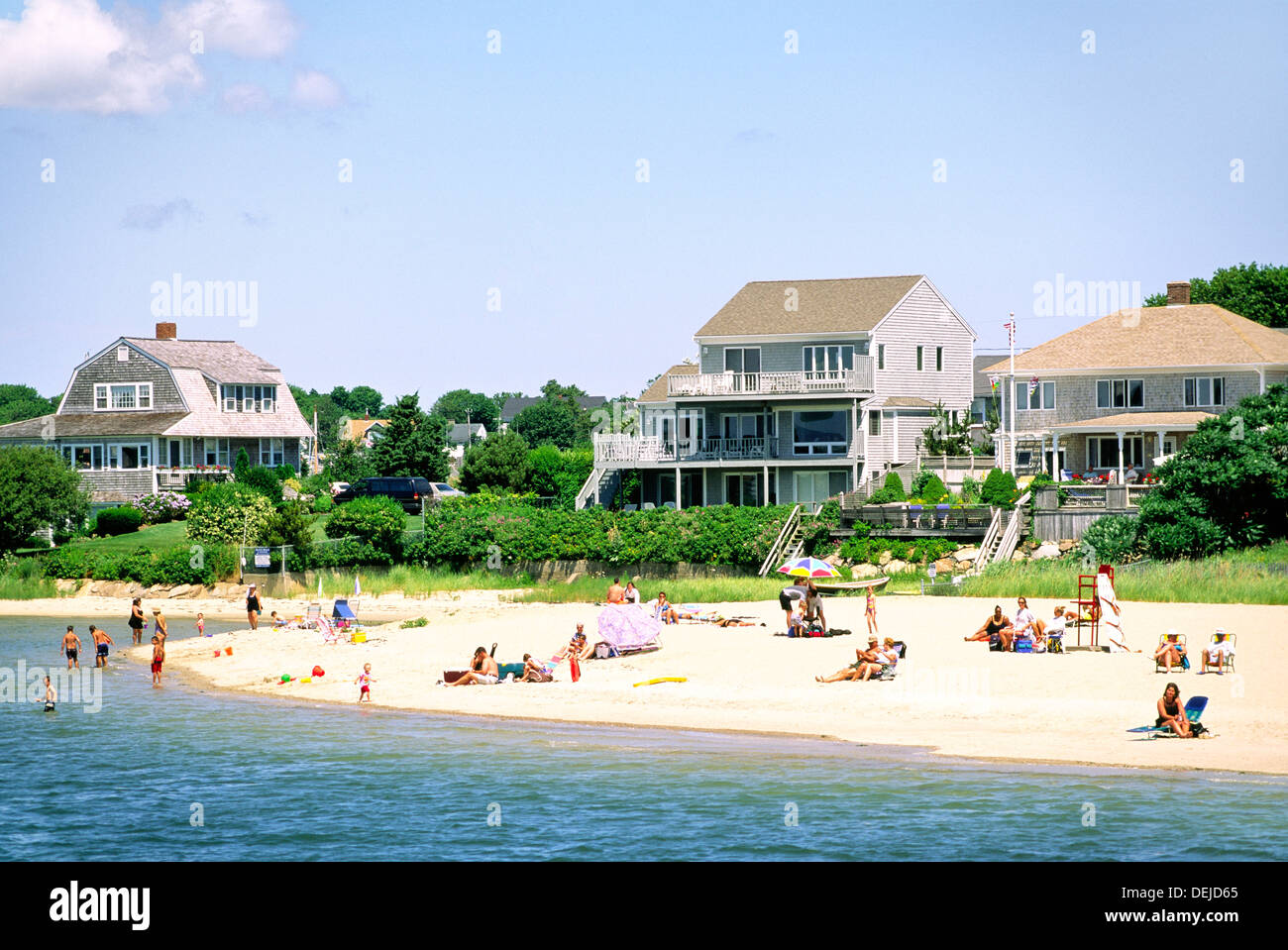 Hyannis Harbor, Cape Cod, New England, Massachusetts, USA. Typische Private Häuser, Wohnungen, Eigentumswohnungen und Menschen am Strand Stockfoto