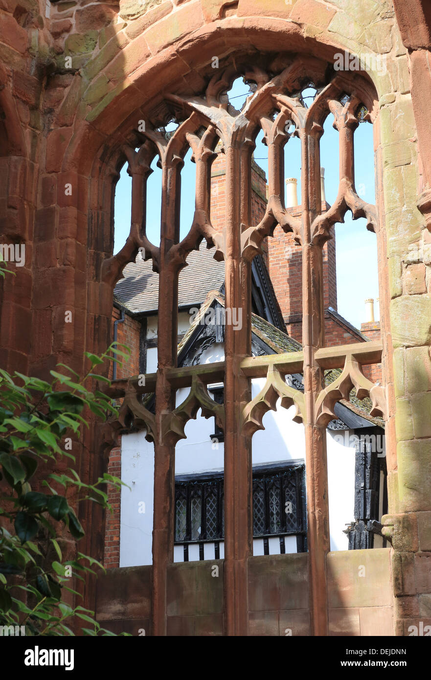 22 & 23 Bayley Lane in Coventry, gerahmt mittelalterlichen Holz Häuser, Blick durch ein Fenster der alten Kathedrale Ruinen Stockfoto
