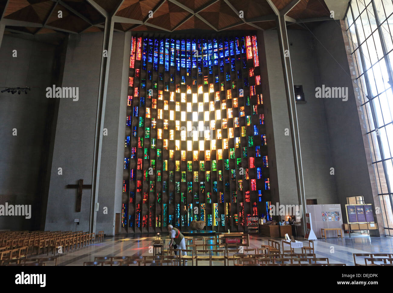 Das schöne Baptisterium Bleiglasfenster in die neue Kathedrale von Coventry, Warwickshire, West Midlands, England, UK Stockfoto