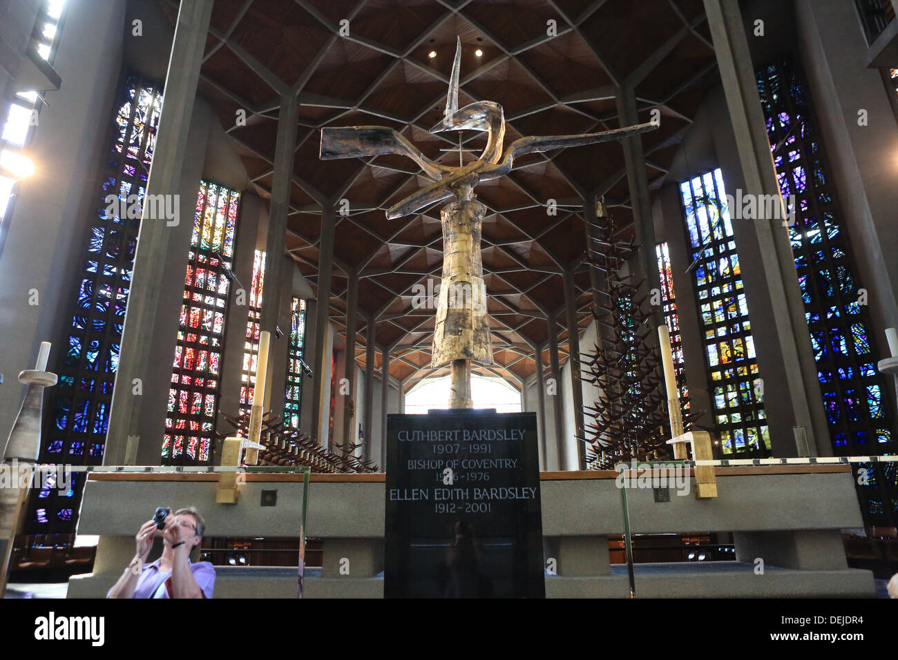 Der Hochaltar Cross mit The Cross of Nails in neue Kathedrale von Coventry, Warwickshire, West Midlands, England, UK Stockfoto