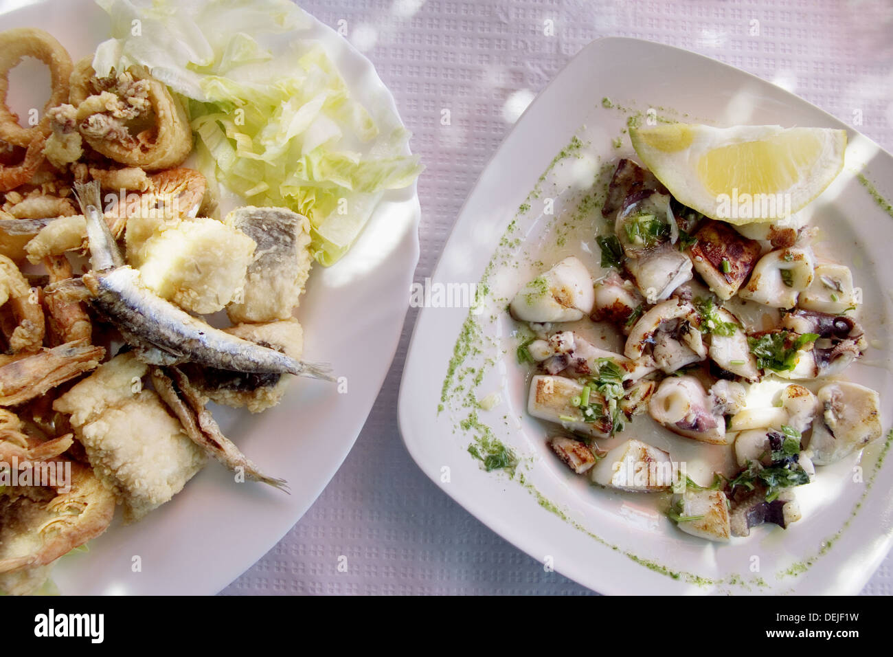 Essen: "Fritura de Pescados" - gebratene Fische - und "Sepia a la Plancha"-Sepia Tintenfisch. Almería. Andalucia. Spanien. Stockfoto
