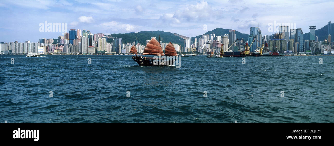 Hong Kong Skyline + Dschunke Stockfoto