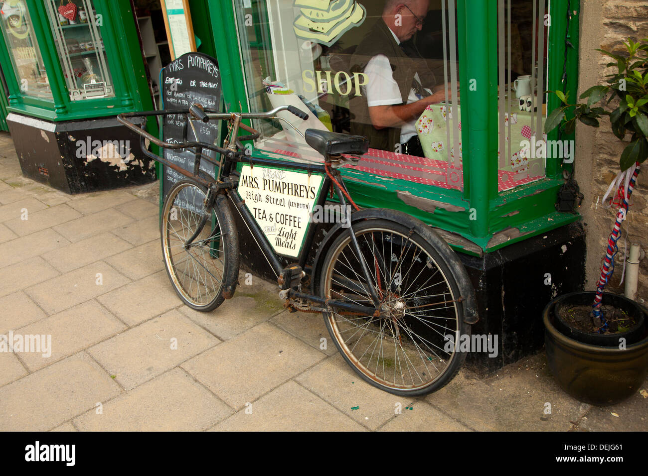 Altes Fahrrad vor einem Geschäft in Leyburn Yorkshire UK Stockfoto