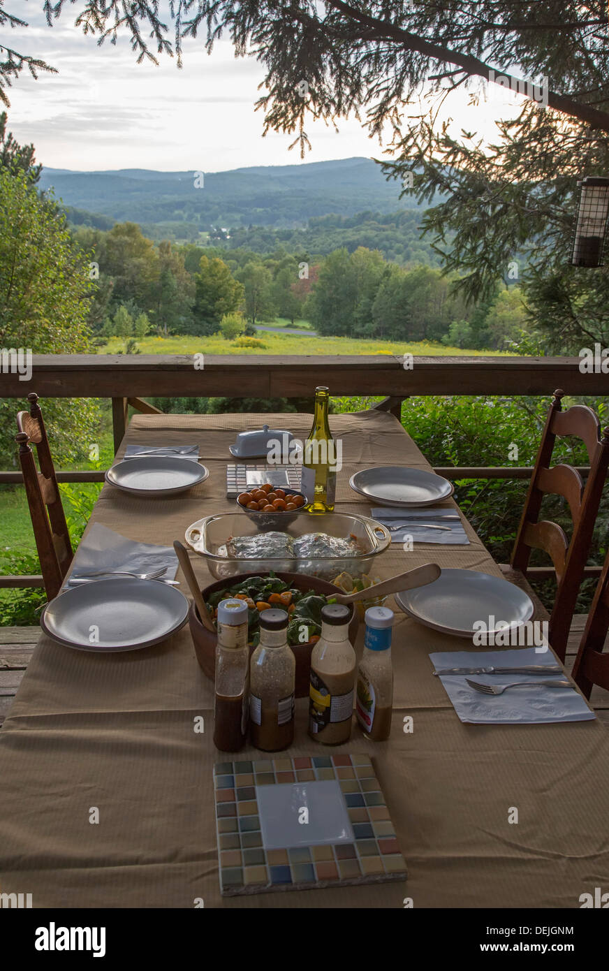 Bovina Center in New York - ein Outdoor-Tisch zum Abendessen in den Catskill Mountains. Stockfoto