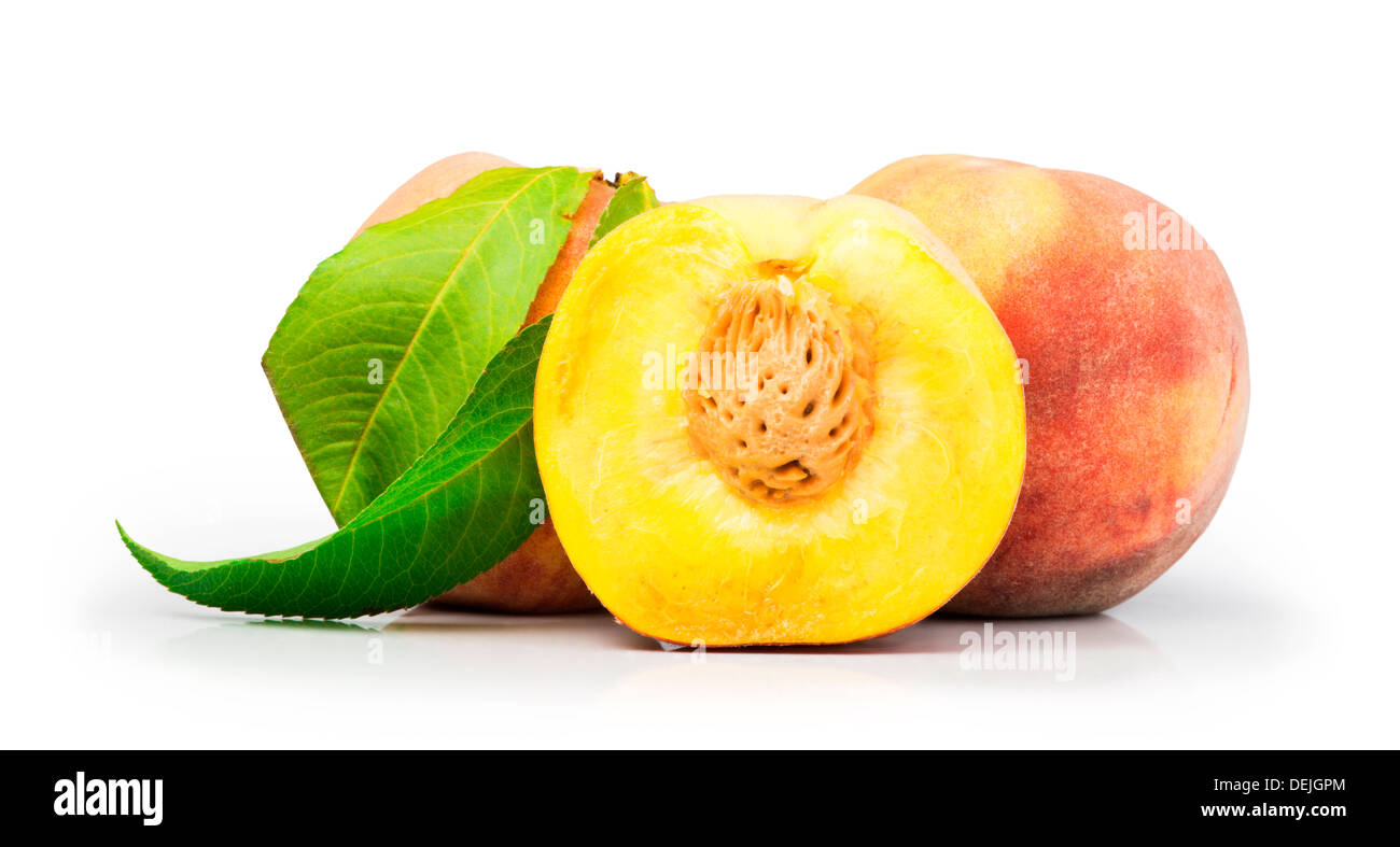 Pfirsiche und Blatt weiß isoliert Stockfoto