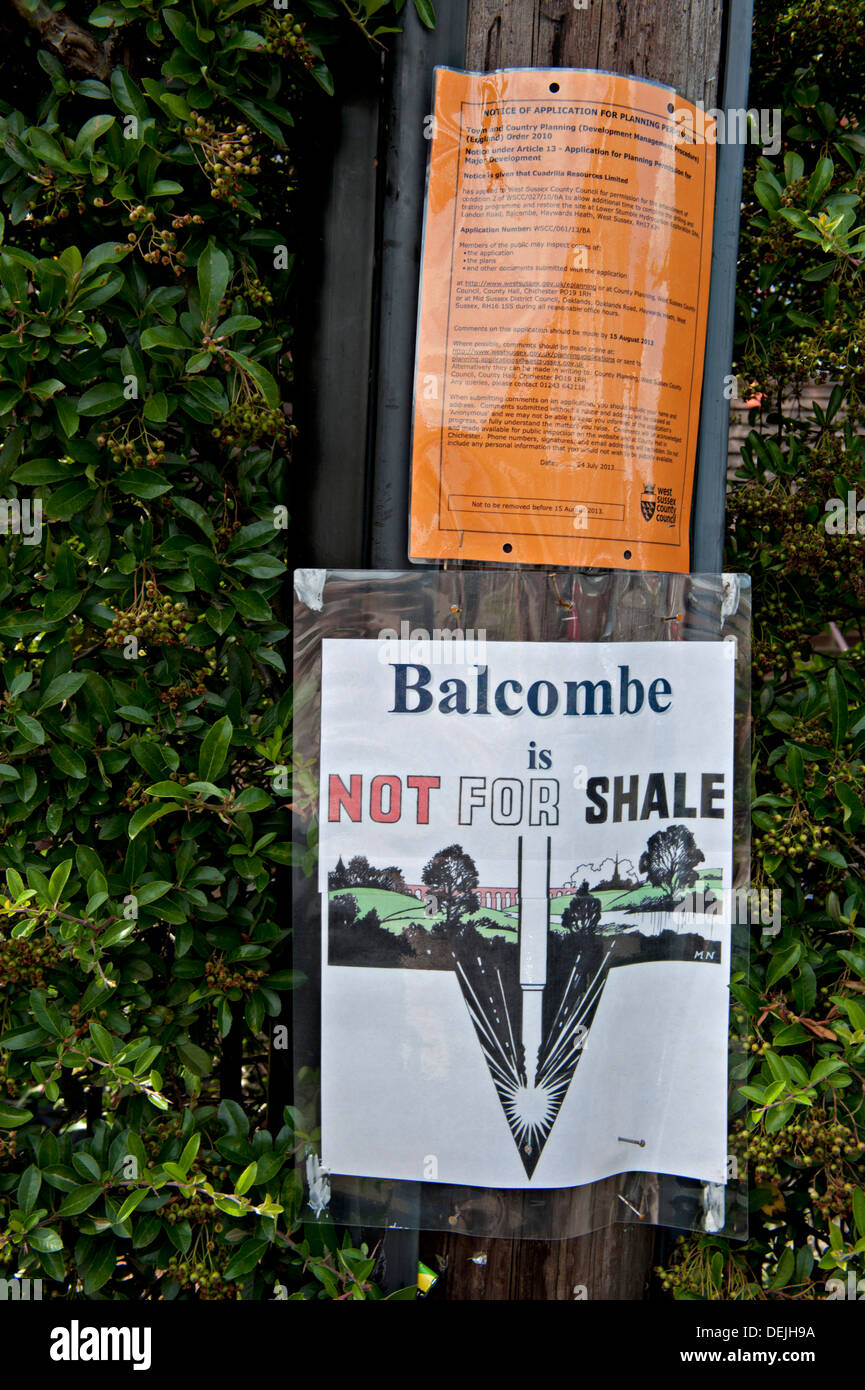 Protest-Mitteilungen an Balcombe, UK von Demonstranten gegen die nahe gelegenen Cuadrilla Bohren Website angezeigt. Stockfoto