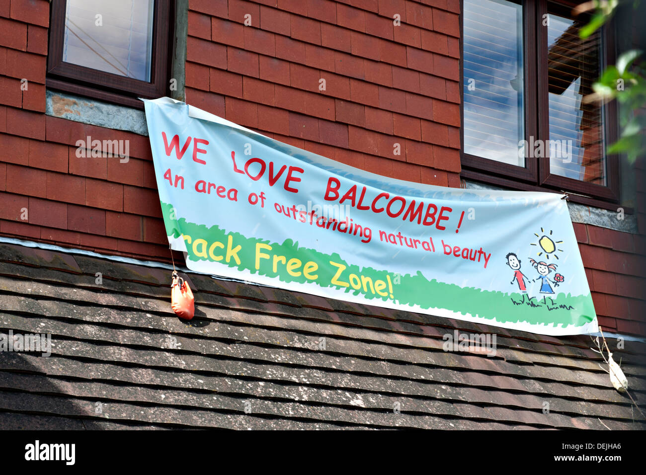 Protest-Mitteilungen an Balcombe, UK von Demonstranten gegen die nahe gelegenen Cuadrilla Bohren Website angezeigt. Stockfoto