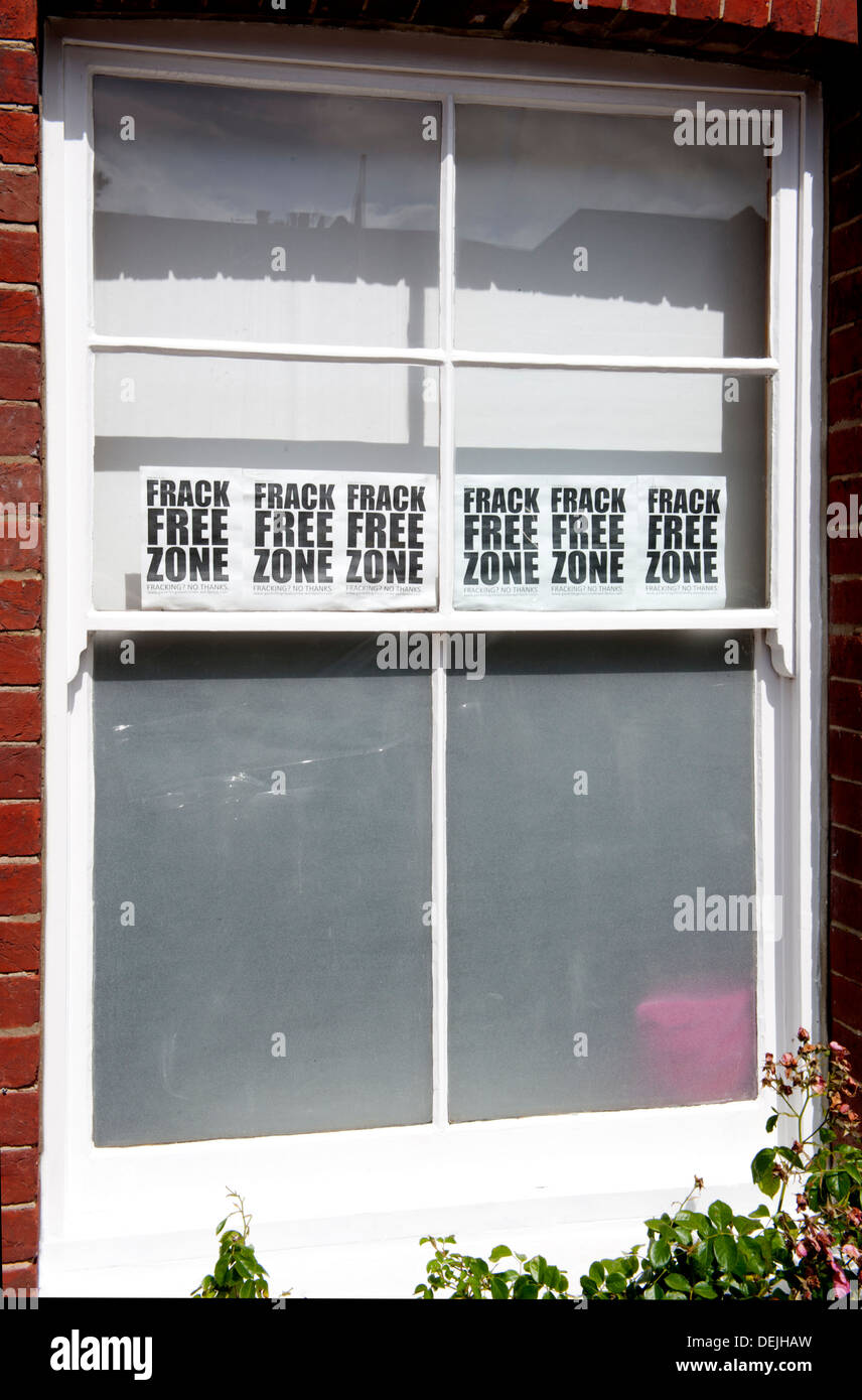 Protest-Mitteilungen an Balcombe, UK von Demonstranten gegen die nahe gelegenen Cuadrilla Bohren Website angezeigt. Stockfoto