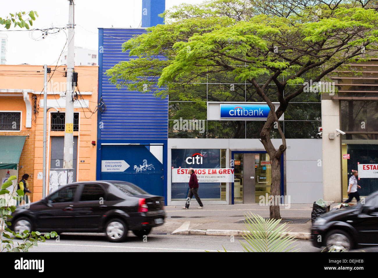 SAO PAULO, Brasilien, 19. September, 2013. Brasilianischen bank Arbeitnehmer starten einen landesweiten Streik für höhere Löhne. "Wir streiken" schildern die vorderen Fenster von vielen lokalen Bankfilialen eingefügt in der Nähe der Avenida Paulista gesehen werden. © Andre M. Chang/Alamy leben Nachrichten Stockfoto