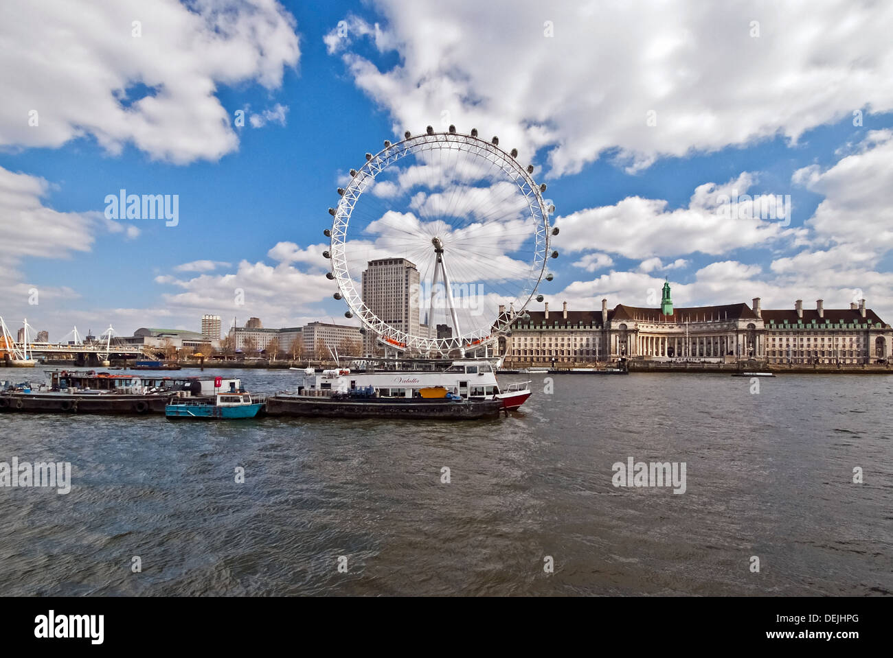 Themse und der Kreuzfahrt Boote mit dem Millennium Wheel im Hintergrund Stockfoto