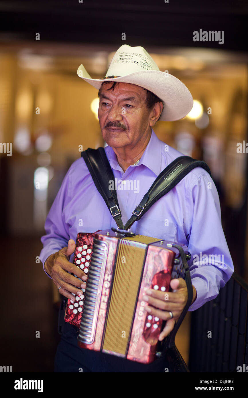 Akkordeonspieler, Olvera Street, Los Angeles, Kalifornien Stockfoto