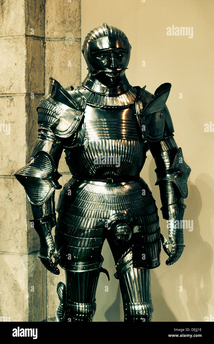 Higgins Waffenmuseum, Worcester, Massachusetts, USA. Süddeutschen 16. C Maximilian Turnier Bereich Rüstung mit grotesken Visier Stockfoto