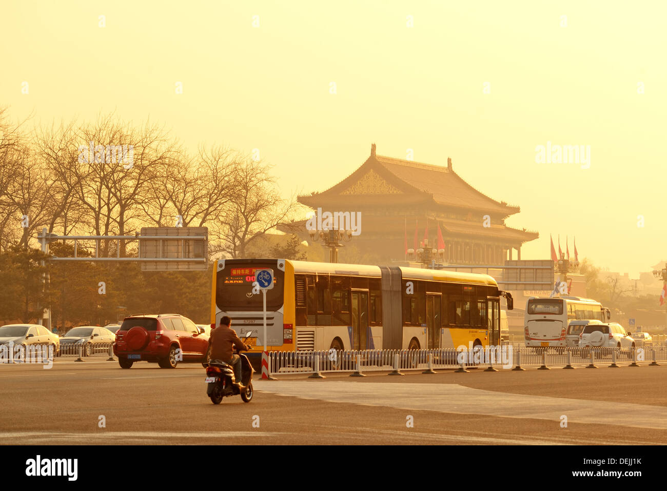 Tiananmen Sonnenaufgang mit Straße Stockfoto