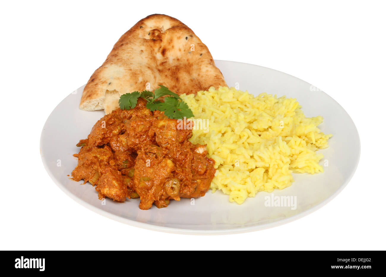 Chicken Tikka Masala mit Reis und Naan Brot auf einem Teller isoliert gegen weiß Stockfoto