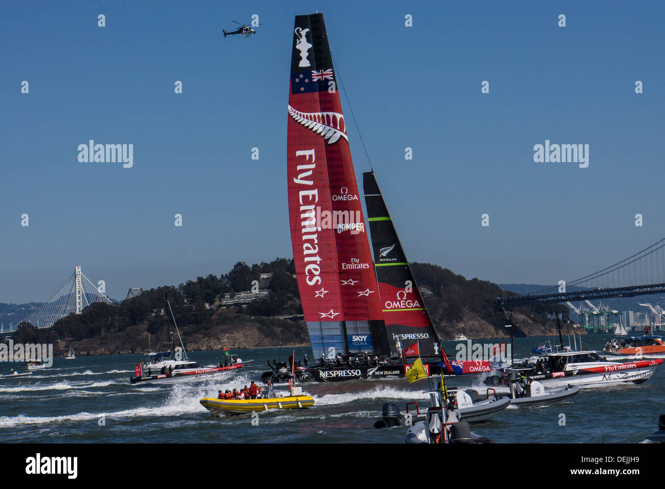 Fliegen Sie Emirates Team New Zealand Katamaran in der Amerika-Cup-Rennen am 12. September in San Francisco Bay gefolgt Unterstützung Boote Stockfoto