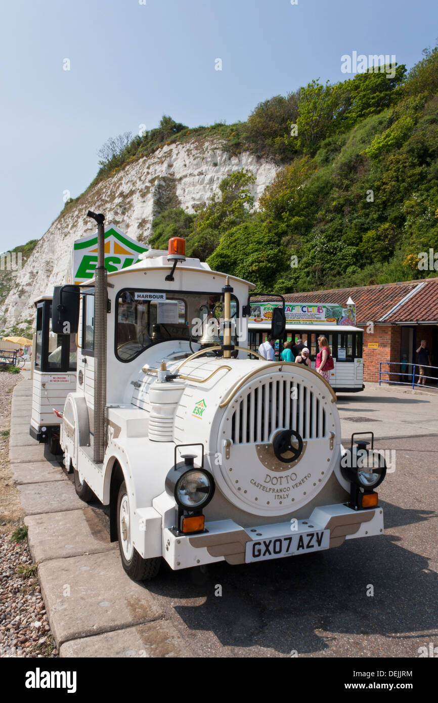 Die Dotto-Land-Bahn verkehrt entlang der Promenade in das englische Seebad Eastbourne während der Sommermonate. Stockfoto