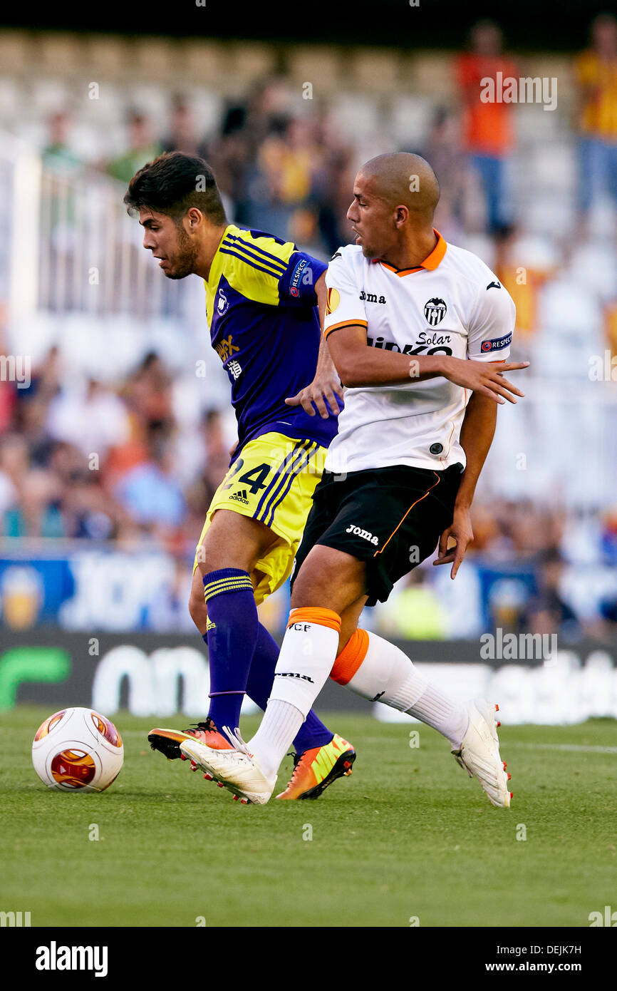 19.09.2013 Valencia, Spanien. Mittelfeldspieler Alejandro Pozuelo von Swansea City (L) nimmt auf Mittelfeldspieler Sofiane Feghouli des Valencia CF (R) während der Europa League Spiel zwischen Valencia und Swansea City von Mestalla-Stadion. Stockfoto