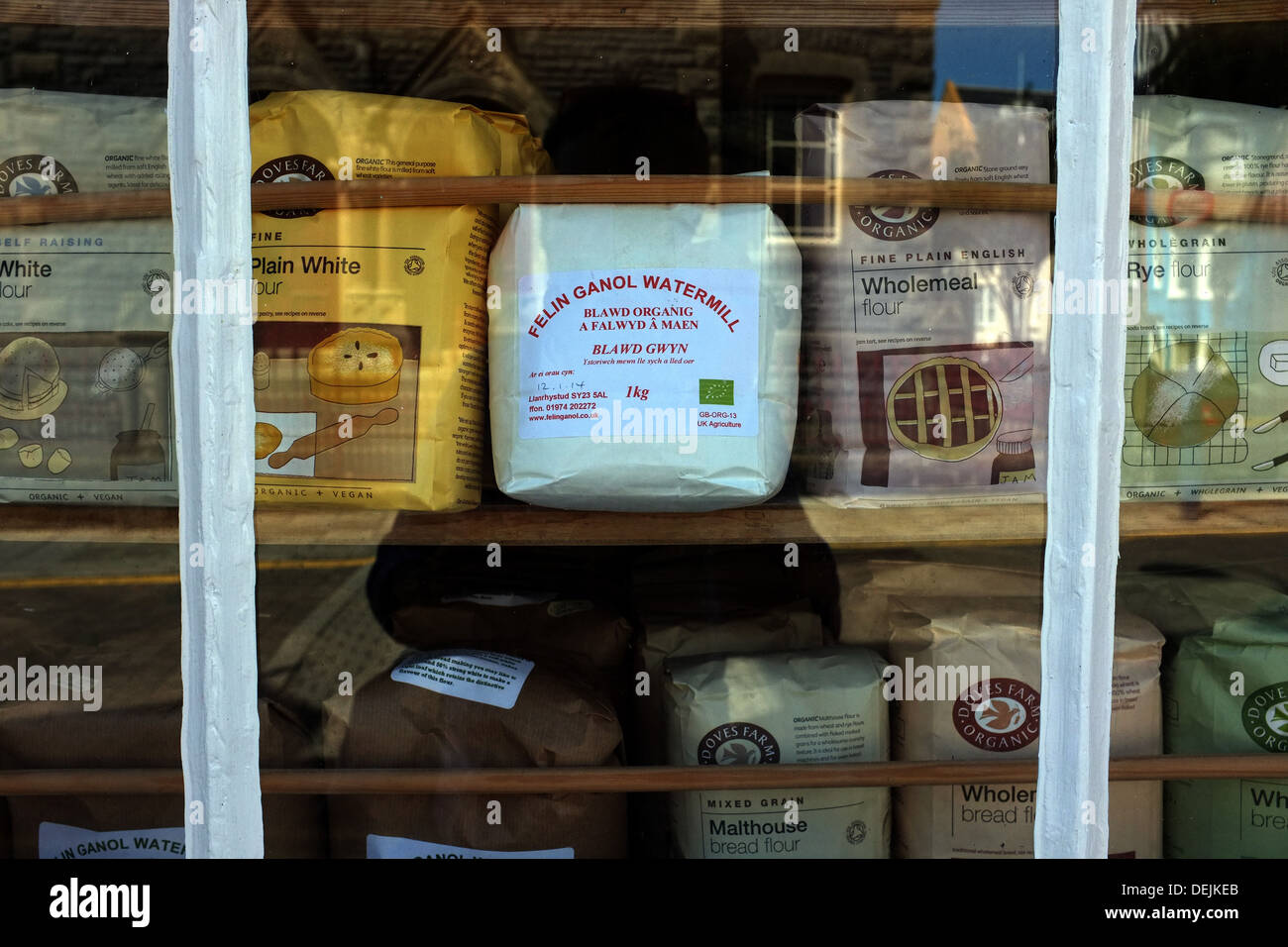 Blick in das Fenster eines walisischen Shop voll von Mehl und Getreide-Pakete. Stockfoto