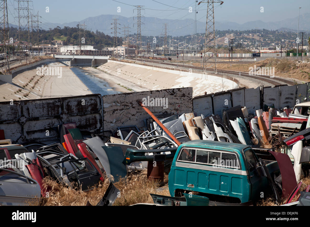 Auto-Teile-Hof in der Nähe von Cesar Chavez Ave entlang Los Angeles River, Downtown Los Angeles, Kalifornien Stockfoto
