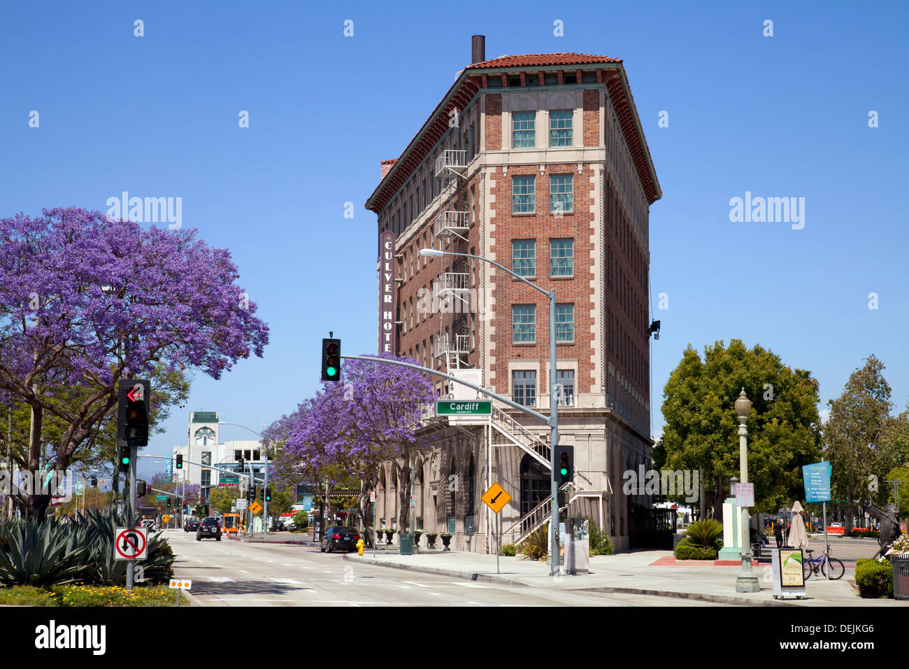 Culver Hotel und Jacaranda-Bäume in der Innenstadt von Culver City. Los Angeles, California Stockfoto