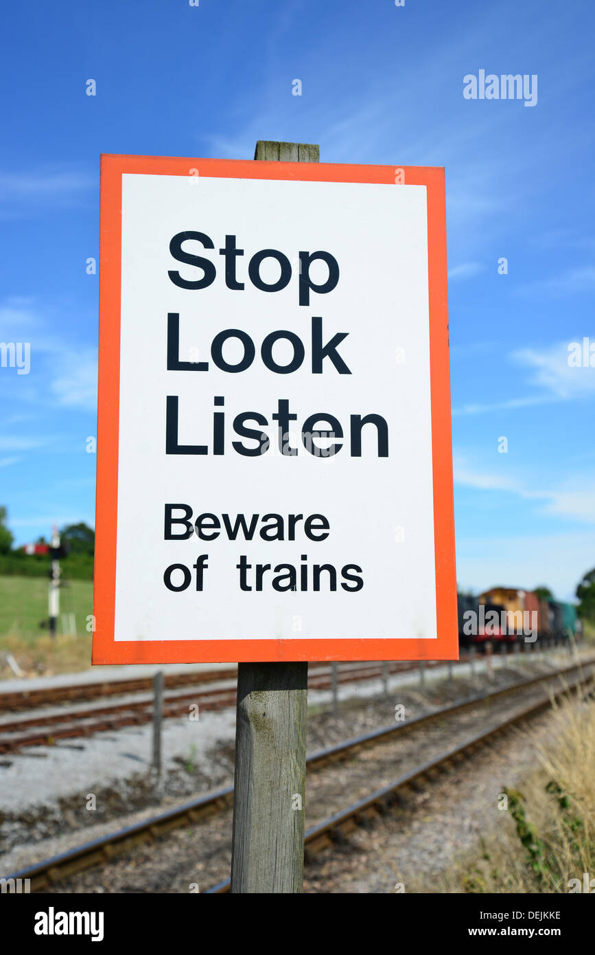 Stoppen Sie, Warnzeichen Track in Somerset und Dorset Eisenbahnmuseum, Washford Station, Washford, Somerset, England, Vereinigtes Königreich Stockfoto
